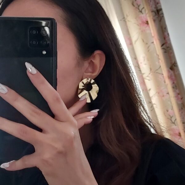 گوشواره دفرمه گل طلایی