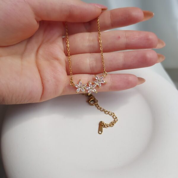 گردنبندسه گل