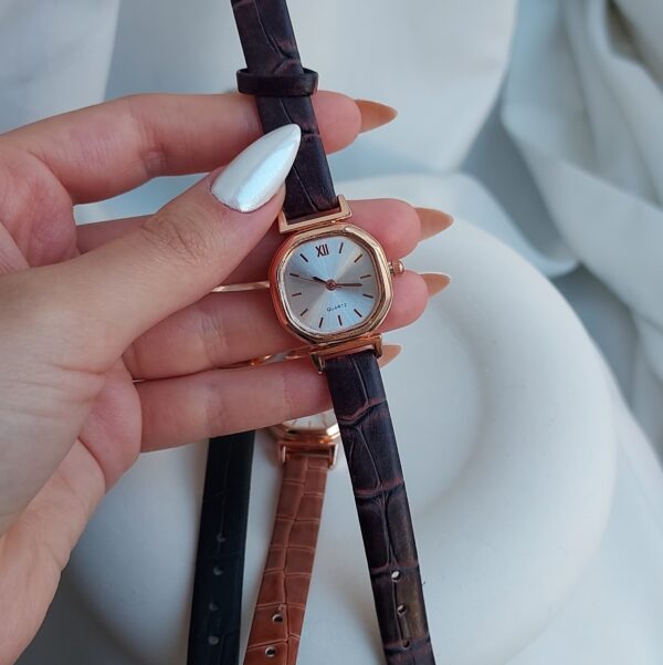 ساعت قهوه ایی تیره