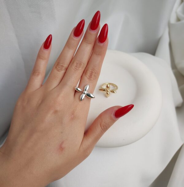 انگشتر گل نقره ایی