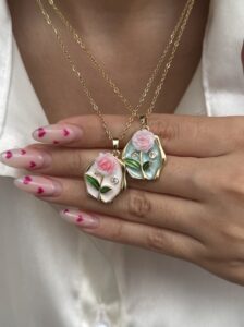 گردنبند گل برجسته